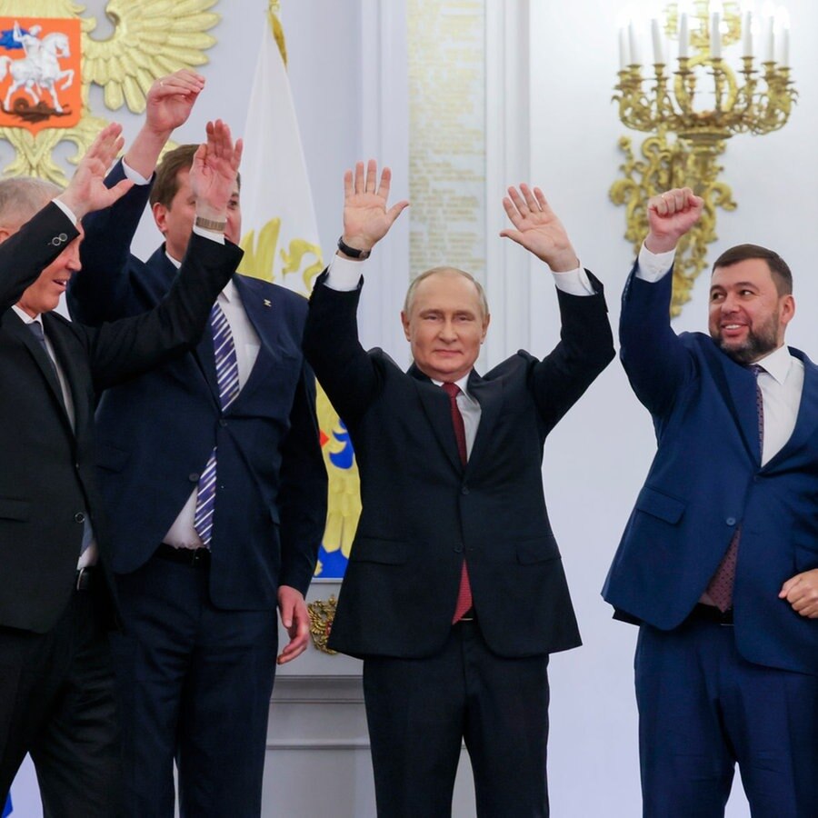 Wladimir Saldo, Wladimir Putin, Denis Pushilin und Leonid
Pasechnik verkünden die Annexion ukrainischer Gebiete. © picture alliance Foto: Mikhail Metzel