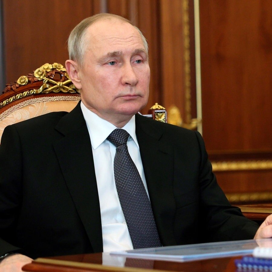 Ein Porträtbild zeigt den russischen Präsidenten Wladimir Putin im Kreml in Moskau. © dpa/Pool Sputnik Kremlin/AP Foto: Mikhail Klimentyev