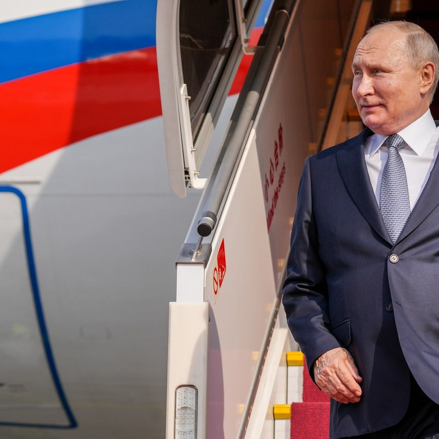 Russlands Präsident Putin landet auf dem Flughafen in Peking. © picture alliance Foto: Artyom Ivanov