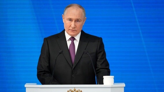 Wladimir Putin, Präsident von Russland, hält seine Rede zur Lage der Nation in Moskau. © AP/dpa Foto: Alexander Zemlianichenko