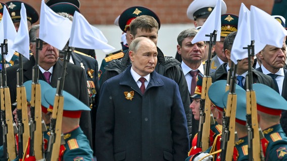 Der russische Präsident Wladimir Putin nimmt an einer Kranzniederlegung am Grab des Unbekannten Soldaten nach der Militärparade zum Tag des Sieges in Moskau teil. © Pool Sputnik Kremlin/AP/dpa Foto: Maxim Blinov