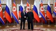 Der russische Präsident Wladimir Putin (links) und Nordkoreas Machthaber Kim Jong Un (rechts) geben sich vor ihren Gesprächen in Pjöngjang die Hand. © Pool Sputnik Kremlin/AP/dpa Foto: Gavriil Grigorov