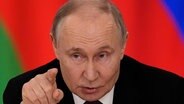 Der Präsident von Russland, Wladimir Putin, spricht während einer Pressekonferenz im "Großen Kremlpalast" (Moskau). © AP/dpa Foto: Alexander Zemlianichenko