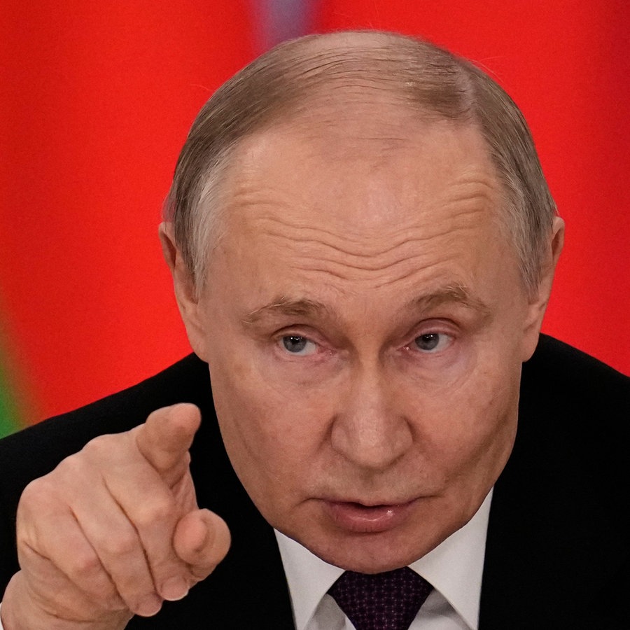 Der Präsident von Russland, Wladimir Putin, spricht während einer Pressekonferenz im "Großen Kremlpalast" (Moskau). © AP/dpa Foto: Alexander Zemlianichenko