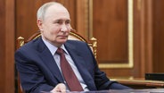 Der russische Präsident Wladimir Putin bei einem Treffen mit dem Gouverneur der Region Kamtschatka, Wladimir Solodow, im Moskauer Kreml. © picture alliance/dpa/Russian President Press Office Foto: Mikhail Metzel