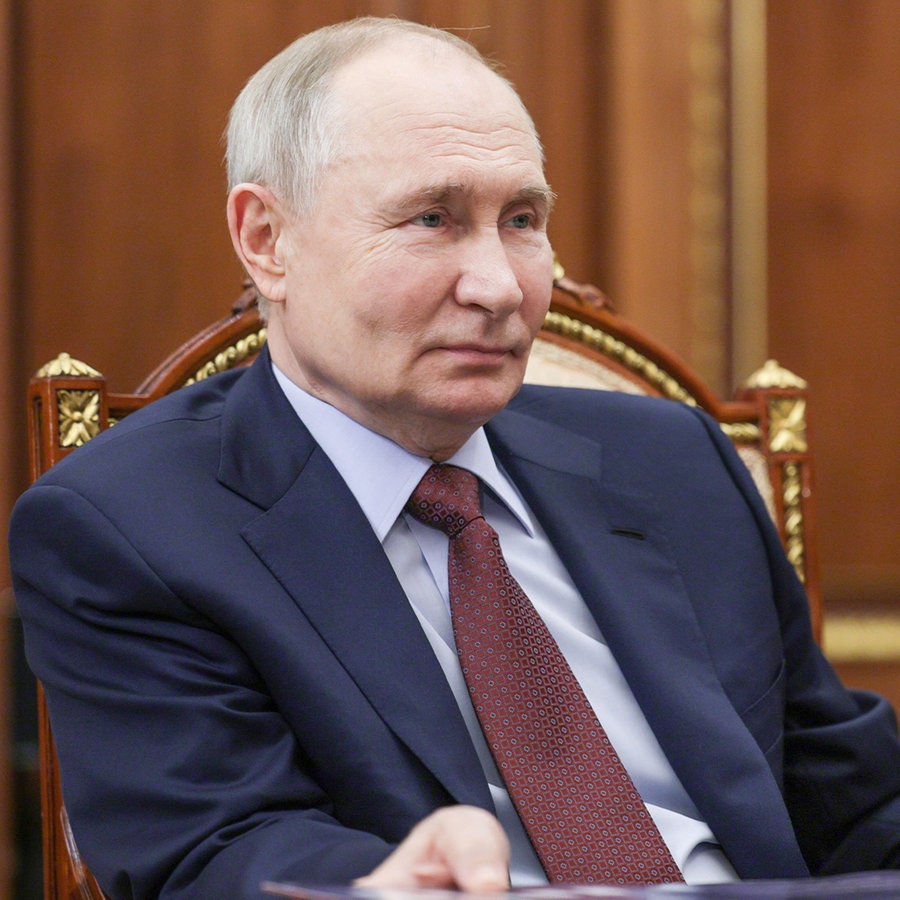 Der russische Präsident Wladimir Putin bei einem Treffen mit dem Gouverneur der Region Kamtschatka, Wladimir Solodow, im Moskauer Kreml. © picture alliance/dpa/Russian President Press Office Foto: Mikhail Metzel