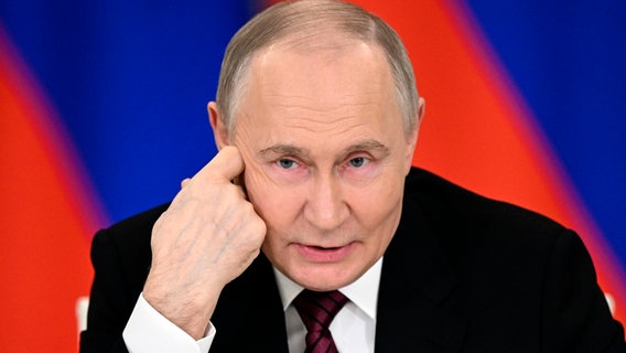 Russlands Präsident Wladimir Putin spricht im Großen Palast des Kremls zu Journalisten. © RIA Novosti/AP/dpa Foto: Sergei Bobylev