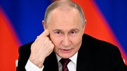 Russlands Präsident Wladimir Putin spricht im Großen Palast des Kremls zu Journalisten. © RIA Novosti/AP/dpa Foto: Sergei Bobylev