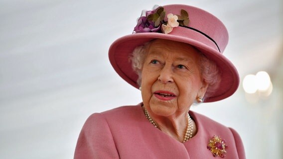 Ein Porträtbild von der britischen Königin Elizabeth II. in Südenglands Porton Down aufgenommen. © PA Wire/dpa Foto: Ben Stansall