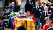 Der englische King Charles III, Kronprinz Prince William, Prinz Harry und Prinz Andrew gehen während einer Prozession hinter dem Sarg von Queen Elizabeth II. © picture alliance / ASSOCIATED PRESS | Daniel Leal Foto:  Daniel Leal