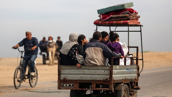 Palästinenser fliehen aus der Stadt Rafah © picture alliance / NurPhoto Foto:  Majdi Fathi