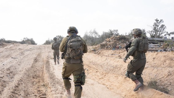 Bewaffnete israelische Soldaten im Gazastreifen © picture alliance / Xinhua News Agency | Foto:  Israel Defense Forces