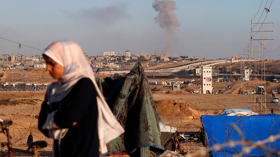 Nach einem israelischen Luftangriff auf Gebäude in der Nähe der Trennmauer zwischen Ägypten und Rafah im südlichen Gazastreifen steigt Rauch auf. © AP/dpa Foto: Ramez Habboub
