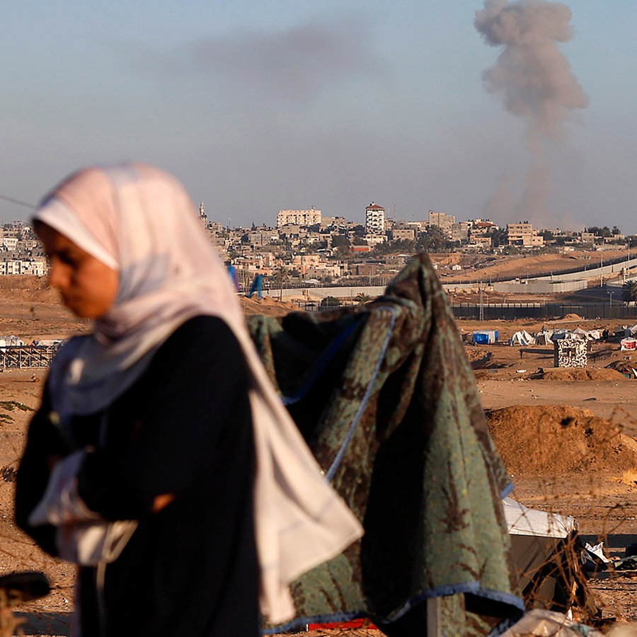 Nach einem israelischen Luftangriff auf Gebäude in der Nähe der Trennmauer zwischen Ägypten und Rafah im südlichen Gazastreifen steigt Rauch auf. © AP/dpa Foto: Ramez Habboub