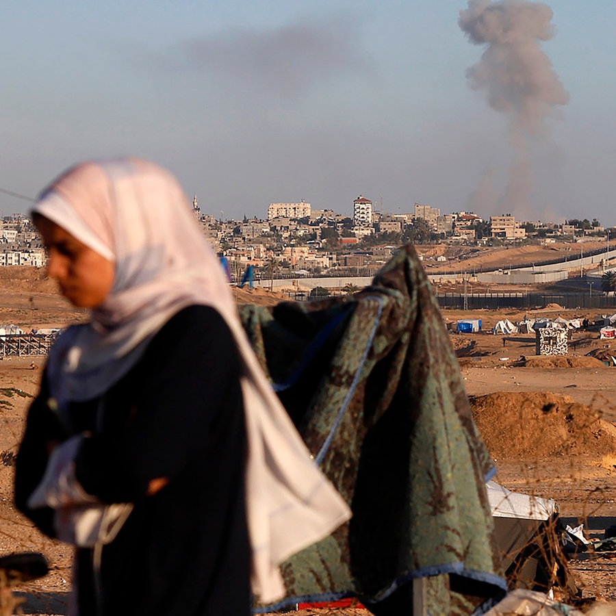 Nach einem israelischen Luftangriff auf Gebäude in der Nähe der Trennmauer zwischen Ägypten und Rafah im südlichen Gazastreifen steigt Rauch auf. © AP/dpa Foto: Ramez Habboub