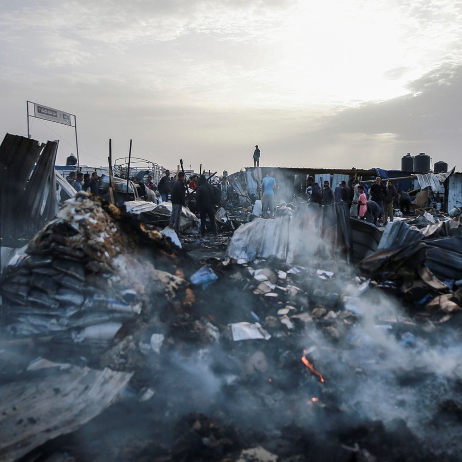 Palästinenser betrachten die Zerstörung nach einem israelischen Luftangriff auf ein Flüchtlingslager in Rafah. © AP Foto: Jehad Alshrafi