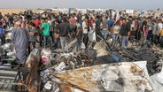 Palästinenser betrachten die Zerstörung nach einem israelischen Luftangriff auf ein Flüchtlingslager in Rafah. © dpa Foto: Abed Rahim Khatib