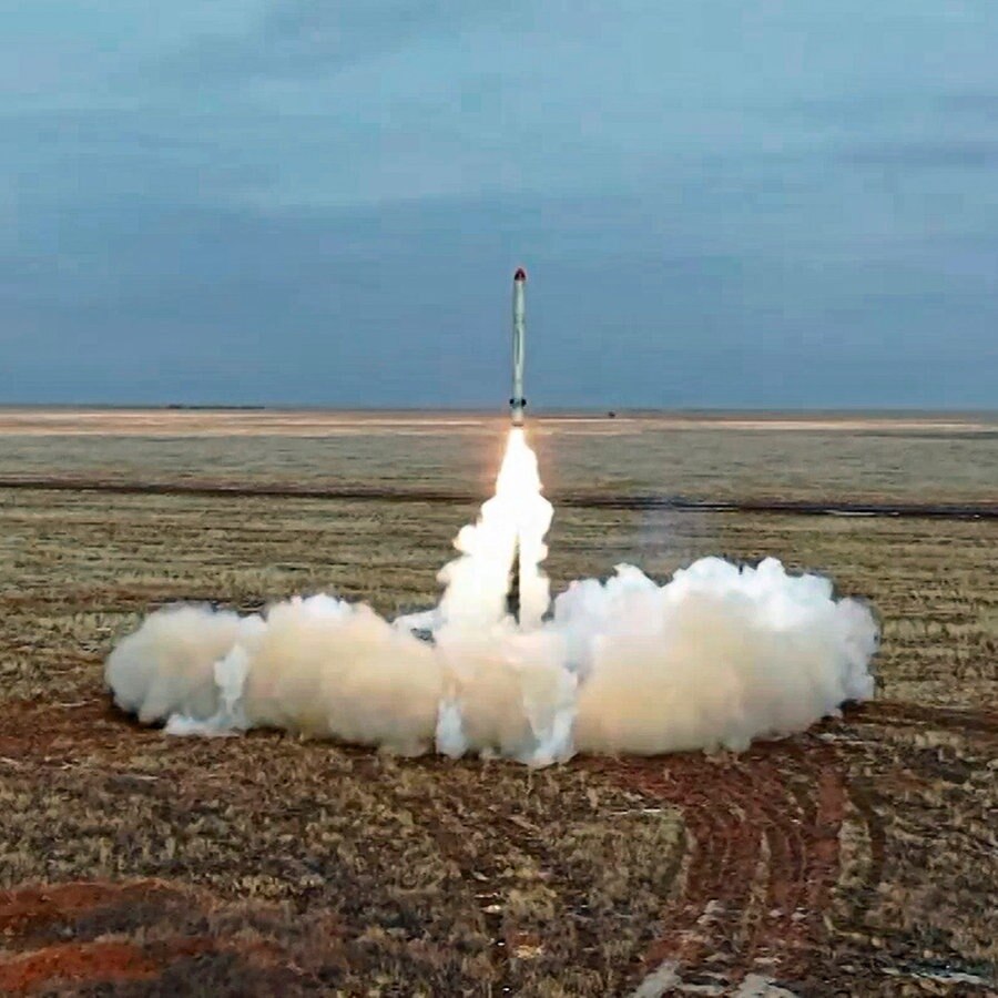 Eine russische Iskander-K-Rakete, die taktische Atomwaffen transportieren kann, wird während einer Militärübung auf einem Truppenübungsplatz in Russland abgeschossen. © Uncredited/Russian Defense Ministry Press Service/dpa Foto: Pressedienst des russischen Verteidigungsministeriums