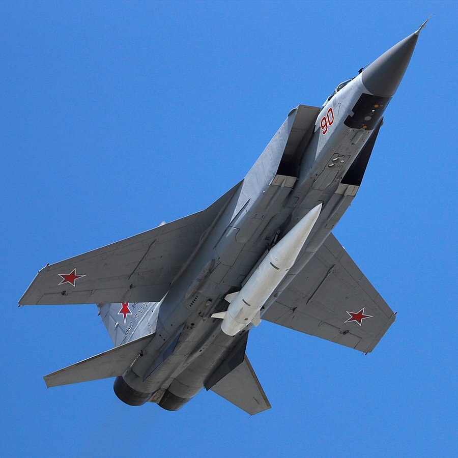Ein Mikoyan MiG-31-Abfangjäger der russischen Luftwaffe fliegt bei der russischen Militärparade zum Tag des Sieges beladen mit einer ballistischen Luft-Boden-Rakete "Kinschal" (Kh-47M2 Kinzhal). © AP/dpa Foto: Pavel Golovkin