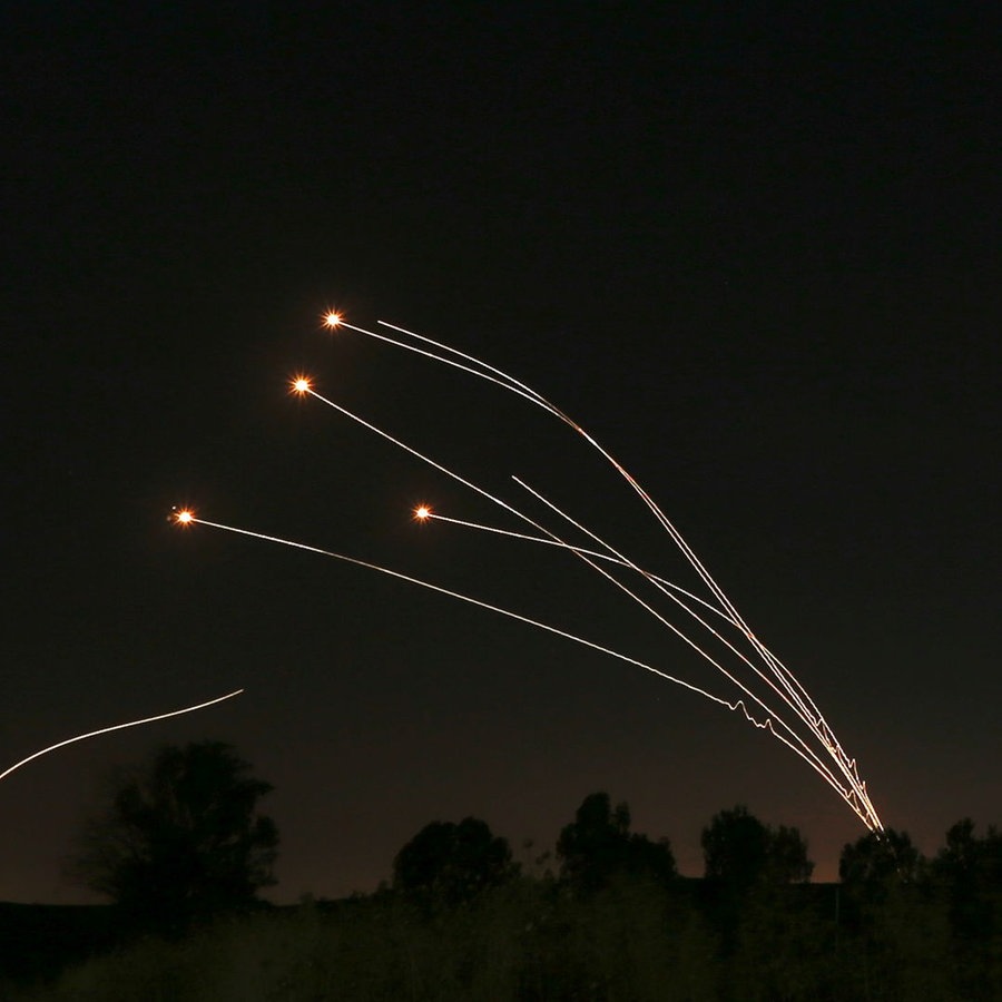 Israelisches Abwehrsystem Iron Dome schießt eine Rakete aus dem Gaza-Streifen ab. © picture alliance Foto: Ariel Schalit