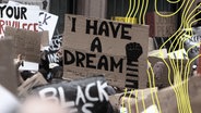 Inmitten eines Meeres aus Plakaten einer Demonstration befindet sich eines mit dem Titel einer Rede von Martin Luther King I have a dream © Imago Images Foto: Ralph Peters