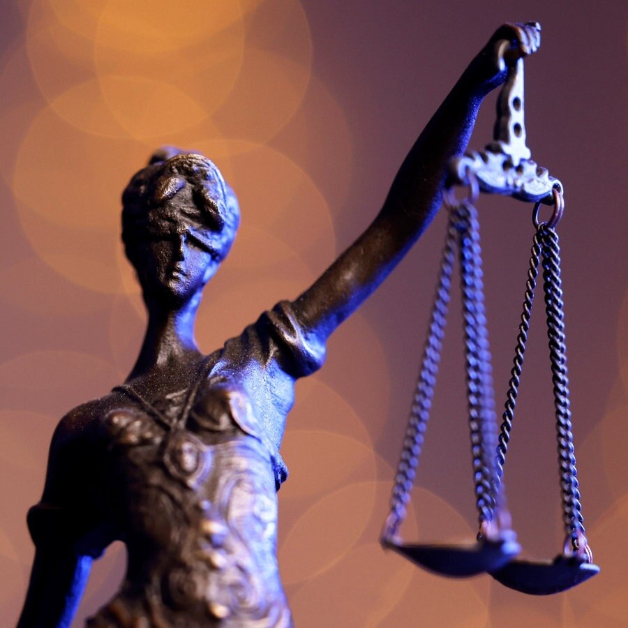 Eine Bronzestatue der Justitia steht auf einem Tisch. © picture alliance Foto: Christoph Hardt
