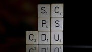 Scrabble Spielsteine zeigen die Buchstaben CDU, CSU und SPD. © picture alliance Foto: Rene Traut