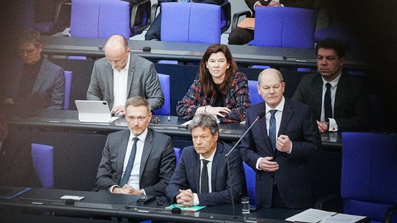 Bundeskanzler Olaf Scholz (SPD, 2. von rechts) spricht im Bundestag bei der Befragung der Bundesregierung neben dem Bundesminister der Finanzen, Christian Lindner (FDP, links), und dem Bundesminister für Wirtschaft und Klimaschutz, Robert Habeck (Bündnis 90/Die Grünen, Mitte), zu den Abgeordneten im Plenum. © dpa Foto: Kay Nietfeld