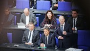 Bundeskanzler Olaf Scholz (SPD, 2. von rechts) spricht im Bundestag bei der Befragung der Bundesregierung neben dem Bundesminister der Finanzen, Christian Lindner (FDP, links), und dem Bundesminister für Wirtschaft und Klimaschutz, Robert Habeck (Bündnis 90/Die Grünen, Mitte), zu den Abgeordneten im Plenum. © dpa Foto: Kay Nietfeld