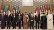 Der Kronprinz von Saudi-Arabien (mitte), Mohammed bin Salman, und andere Staatsoberhäupter und Beamte während des Notfallgipfels der Arabischen Liga in Riad (Saudi-Arabien). © Office of the Palestinian President/dpa 
