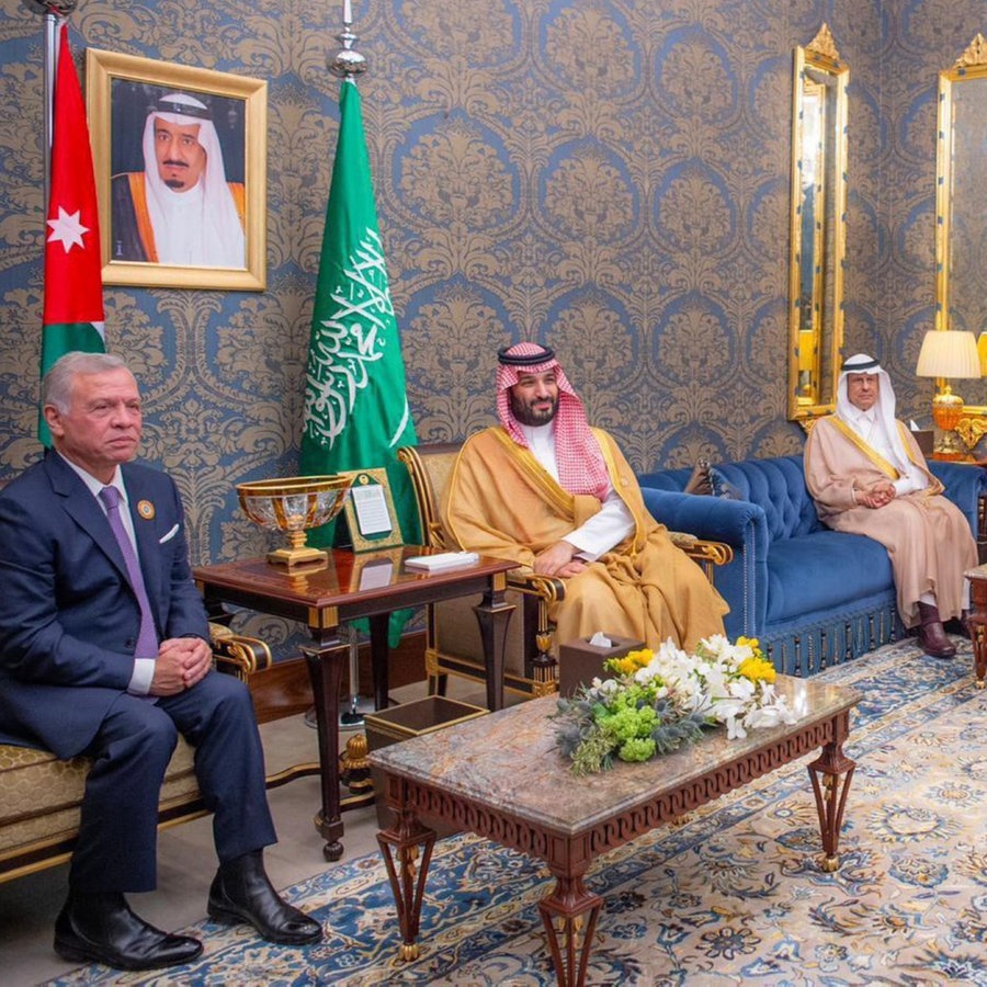 Der saudi-arabische Kronprinz Mohammed bin Salman al-Saud (2. v. l.) und König Abdullah II. von Jordanien (l) halten am Rande des 33. Gipfels der Arabischen Liga ein gemeinsames Gespräch. © picture alliance/dpa/Saudi Press Agency | - 