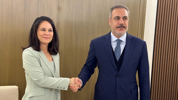 Außenministerin Annalena Baerbock (Bündnis 90/Die Grünen) und der türkische Außenminister Hakan Fidan treffen sich am Rande der Syrien-Konferenz in Riad (Saudi-Arabien). © dpa Foto: Andreas Hoenig