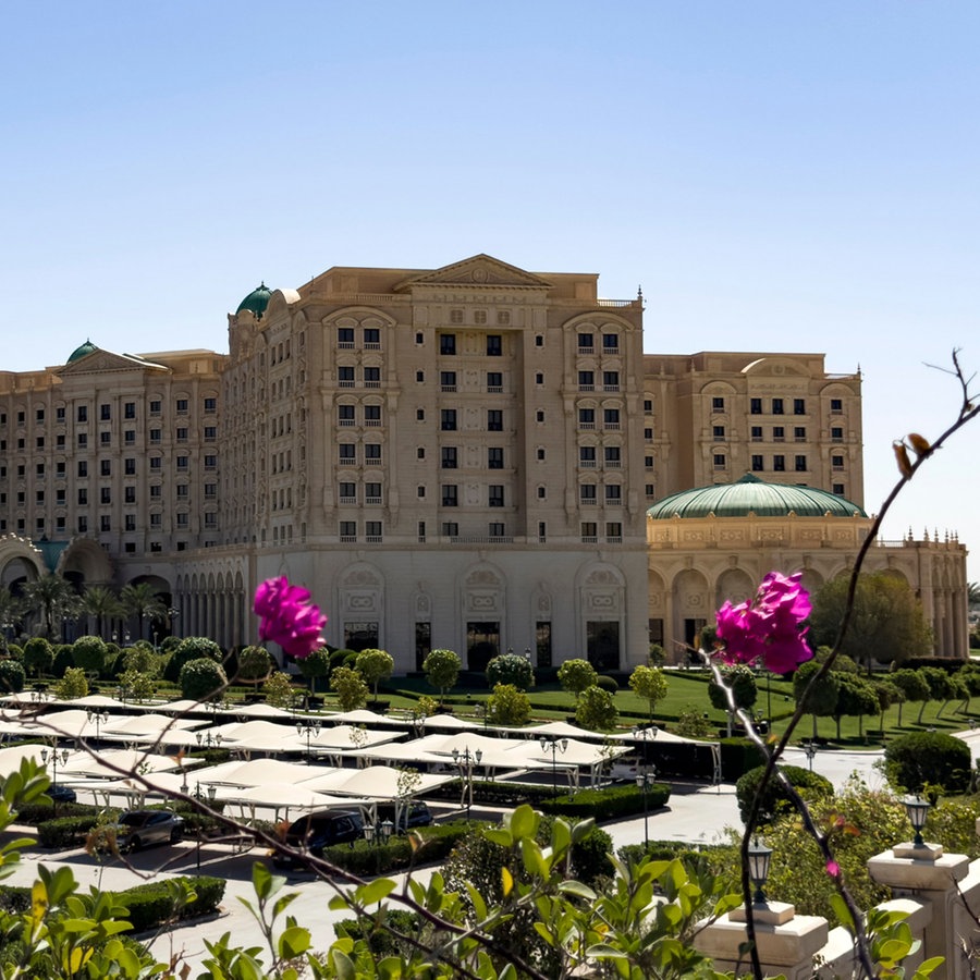 Das Hotel "Ritz Carlton" in Riad (Saudi-Arabien), in dem die Delegationen der USA und Russlands Gespräche über die Beendigung des Kriegs in der Ukraine führen. © XinHua/dpa Foto: Wang Dongzhen