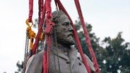 Die Statue von Südstaaten-General Robert E. Lee wird in Richmond, Virgina abmontiert. © Steve Helber/AP Foto: Steve Helber/AP