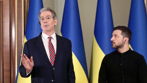 Der US-Finanzminister Scott Bessent (links), und der Präsident der Ukraine, Wolodymyr Selenskyj, sprechen mit Journalisten. © Ukrinform/dpa Foto: Volodymyr Tarasov