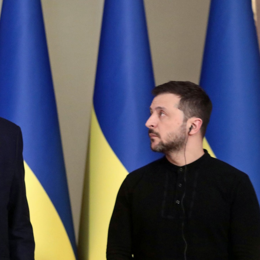 Der US-Finanzminister Scott Bessent (links), und der Präsident der Ukraine, Wolodymyr Selenskyj, sprechen mit Journalisten. © Ukrinform/dpa Foto: Volodymyr Tarasov