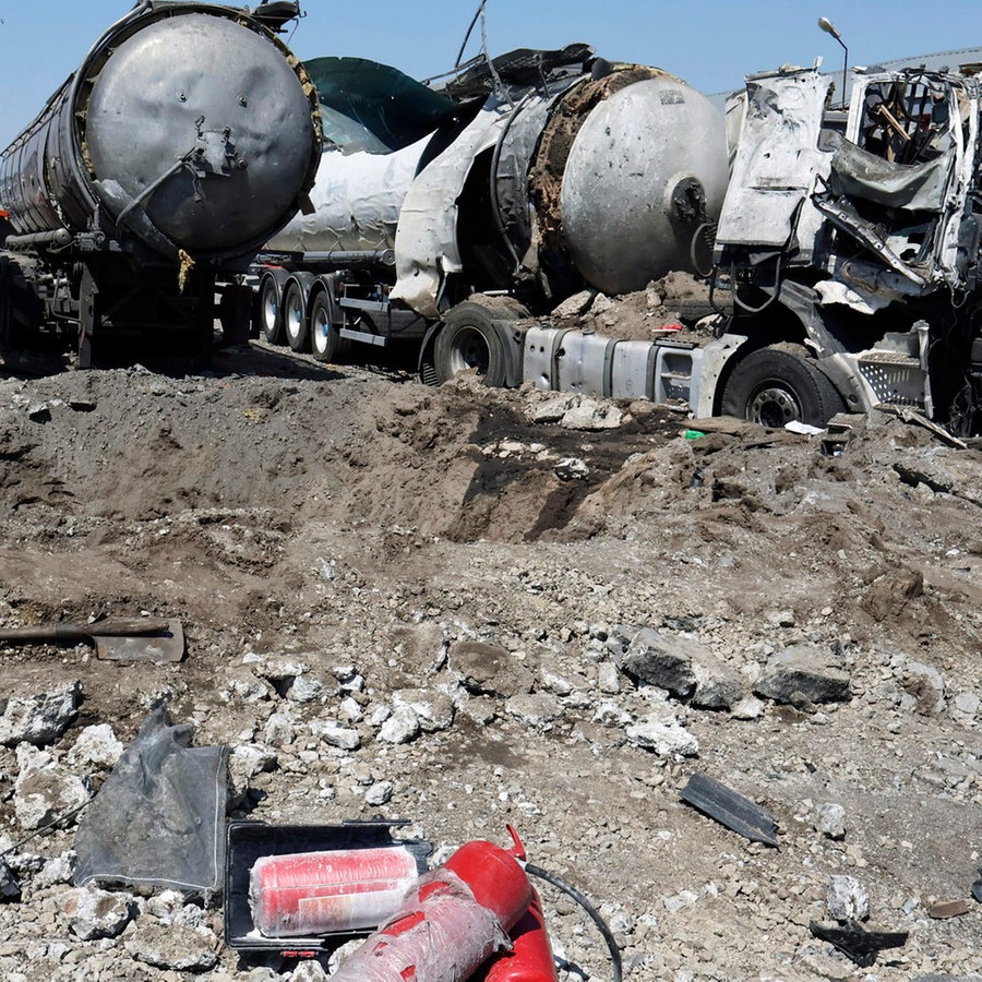 Ein Krater befindet sich nach Beschuss neben zerstörten Lastwagen in der Nähe von Saporischschja in Rosumiwka (Ukraine). © AP/dpa Foto: Andriy Andriyenko