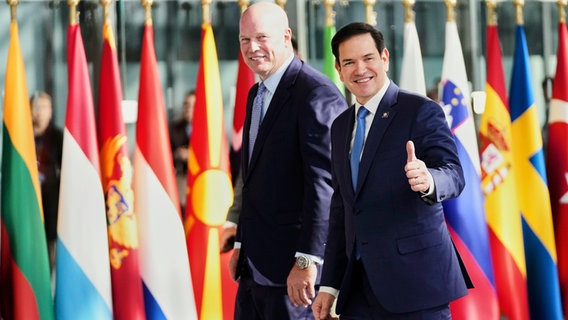 US-Außenminister Marco Rubio (rechts) und der US-Botschafter bei der Nato, Matthew Whitaker (links), kommen zu einem Treffen der Nato-Außenminister ins Nato-Hauptquartier in Brüssel. © AP/dpa Foto: Virginia Mayo