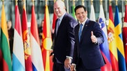 US-Außenminister Marco Rubio (rechts) und der US-Botschafter bei der Nato, Matthew Whitaker (links), kommen zu einem Treffen der Nato-Außenminister ins Nato-Hauptquartier in Brüssel. © AP/dpa Foto: Virginia Mayo