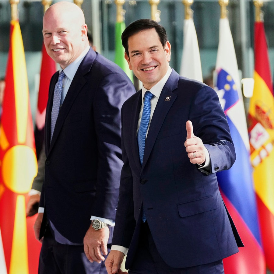 US-Außenminister Marco Rubio (rechts) und der US-Botschafter bei der Nato, Matthew Whitaker (links), kommen zu einem Treffen der Nato-Außenminister ins Nato-Hauptquartier in Brüssel. © AP/dpa Foto: Virginia Mayo
