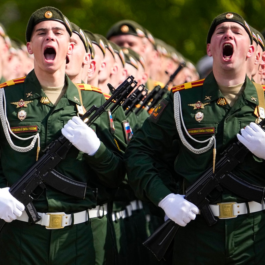 Russische Soldaten marschieren während der Militärparade zum Tag des Sieges in Moskau anlässlich des 79. Jahrestages des Endes des Zweiten Weltkrieges. © AP/dpa Foto: Alexander Zemlianichenko