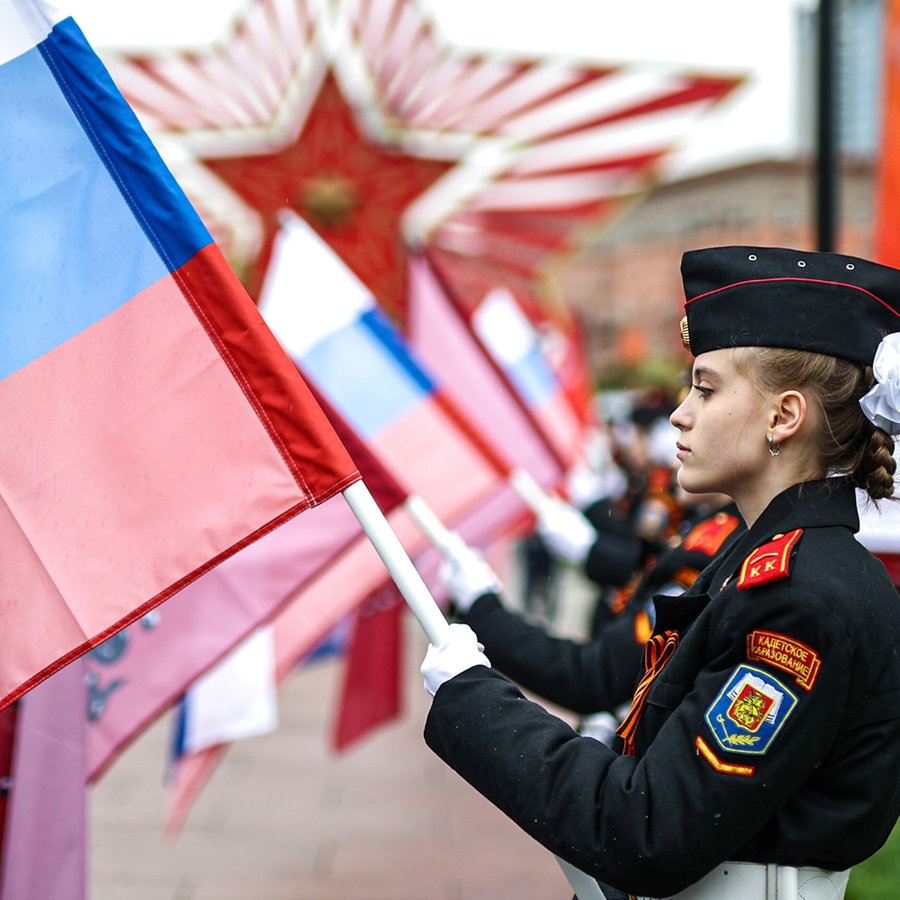 Russische Kadetten halten Fahnen am Start der Autorallye "Hero Cities - Cities of Heroes" im Vorfeld der Feierlichkeiten zum 80. Jahrestag des Sieges über Nazi-Deutschland im Zweiten Weltkrieg in Moskau. © dpa/TASS Foto: Mikhail Tereshchenko