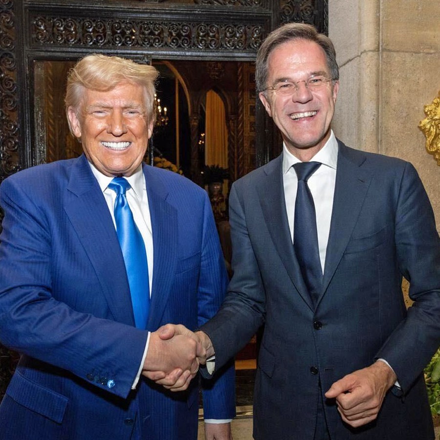 Ser designierte US-Präsident Donald Trump (links) und Nato-Generalsekretär Mark Rutte (rechts) geben sich die Hand. © Nato/dpa Foto: Erik Luntang