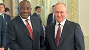 Der Präsident von Russland, Wladimir Putin (rechts), und der Präsident von Südafrika, Cyril Ramaphosa, geben sich die Hand bei einem Treffen in St. Petersburg (Russland). © RIA Novosti via AP 
