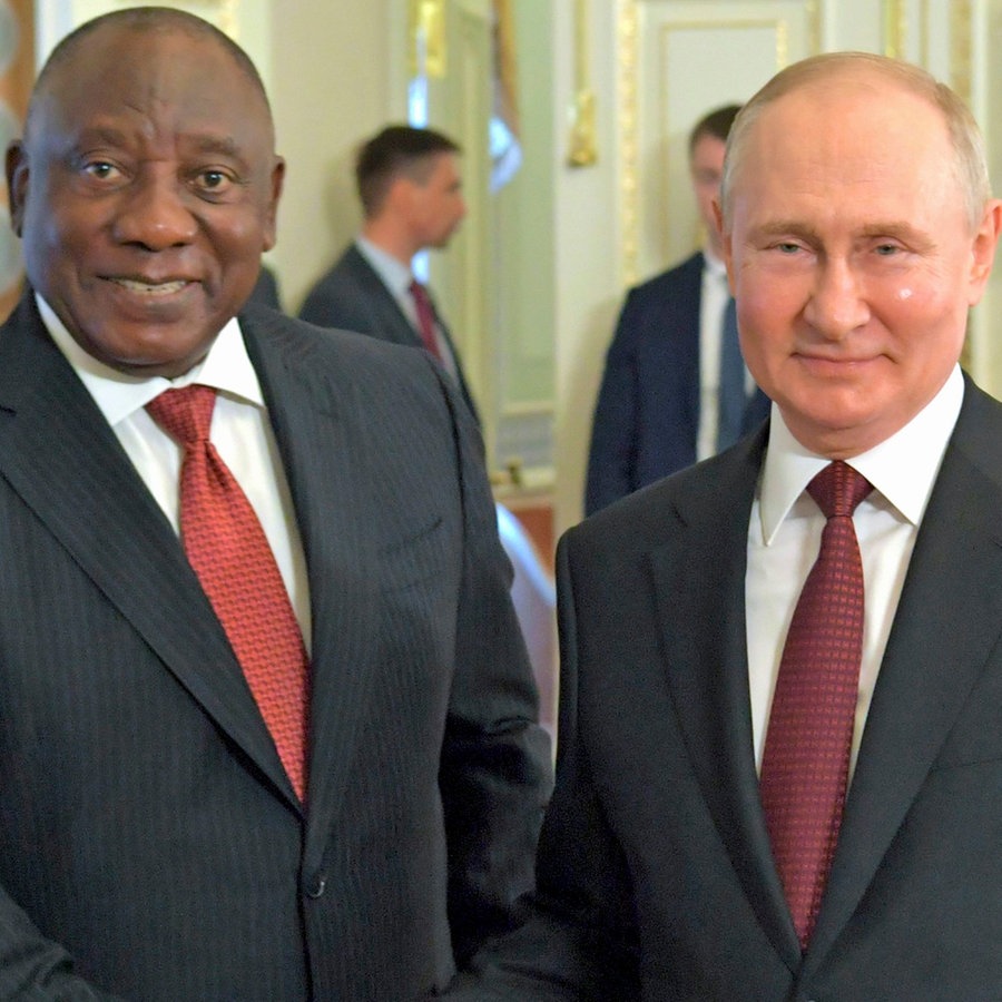 Der Präsident von Russland, Wladimir Putin (rechts), und der Präsident von Südafrika, Cyril Ramaphosa, geben sich die Hand bei einem Treffen in St. Petersburg (Russland). © RIA Novosti via AP 