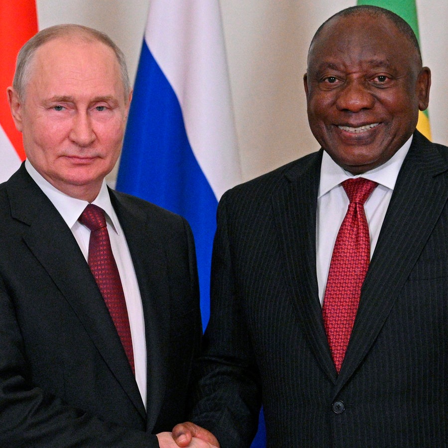 Der Präsident von Russland, Wladimir Putin (links), und der Präsident von Südafrika, Cyril Ramaphosa (rechts), geben sich die Hand bei einem Treffen in St. Petersburg (Russland). © Photo host Agency RIA Novosti via AP/dpa Foto: Ramil Sitdikov