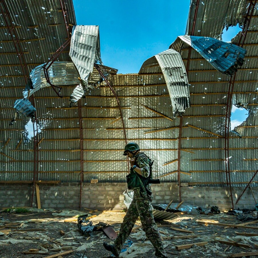 Ein ukrainischer Soldat geht in einer durch russischen Beschuss zerstörten Scheune nahe der Frontlinie in der Provinz Saporischschja. © dpa/ZUMA Press Wire Foto: Celestino Arce Lavin