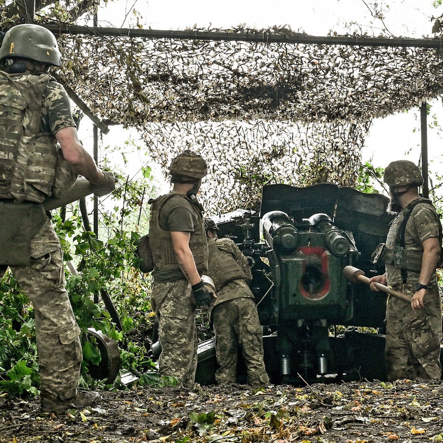 Soldaten der Artillerieeinheit der 128. Gebirgsjägerbrigade sind in der Region Saporischschja im Südosten der Ukraine im Dienst. © Ukrinform/dpa 