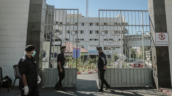 Mitglieder der islamistischen Hamas bewachen die Tore des Al-Schifa-Krankenhaus in Gaza, das nach israelischer Darstellung auch als Hamas-Kommandozentrum dient. © dpa Foto: Mohammed Talatene