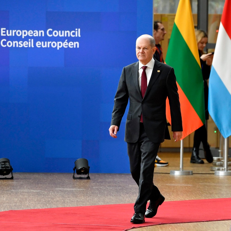 Bundeskanzler Olaf Scholz (SPD) trifft zu dem EU-Gipfel im Gebäude des Europäischen Rates ein. © AP Foto: Geert Vanden Wijngaert